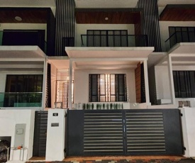 Spacious 3 Storey Superlink Basement home stay Ipoh