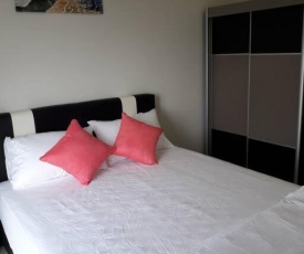 5-8 pax 3BR, Cozy Home @ Sfera with Wifi, Lap pool