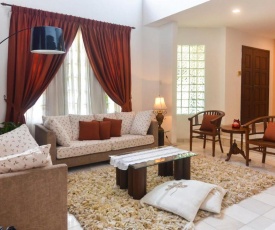 Homely & Lux 5BR Bungalow with PRIVATE POOL & BBQ Area