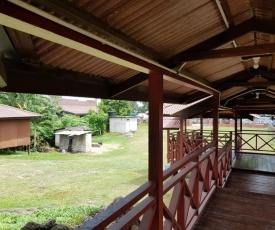 Kampong Style Homstay 10 meter To Beach